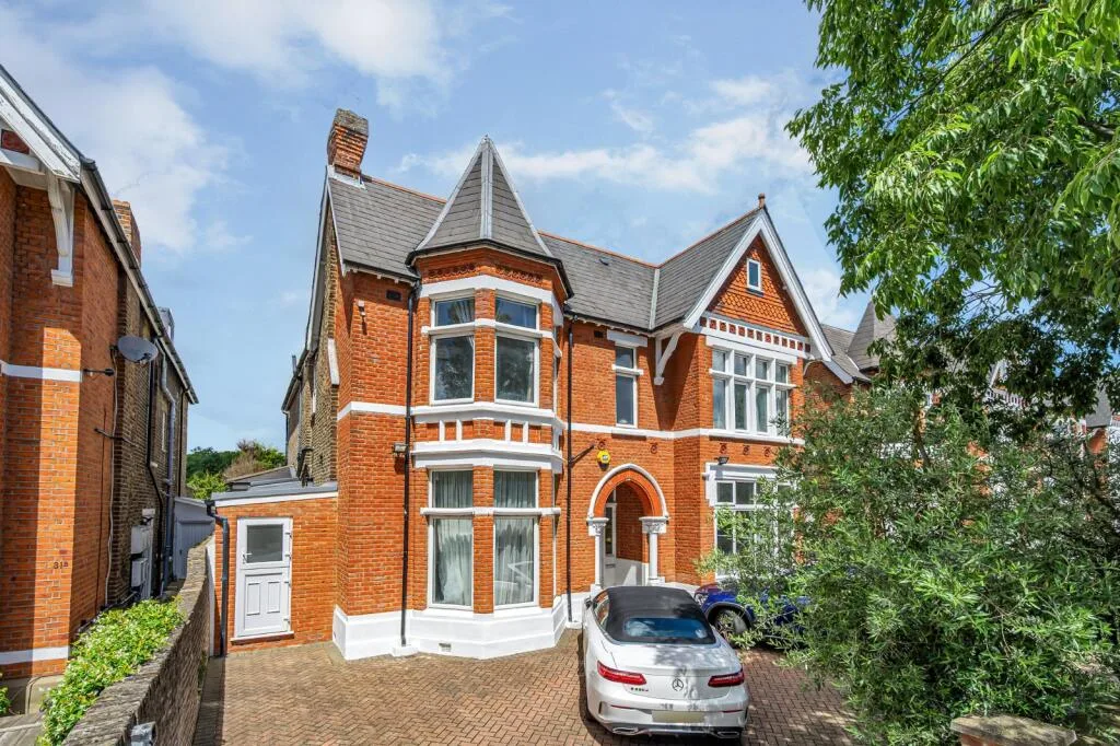 8 bedroom detached house for rent