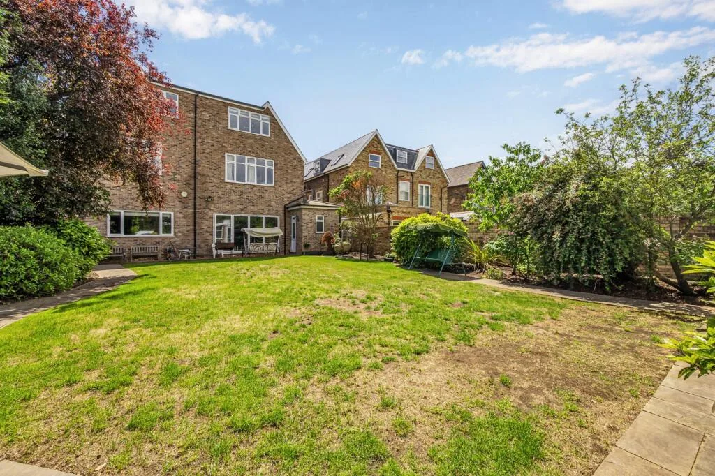 8 bedroom detached house for rent