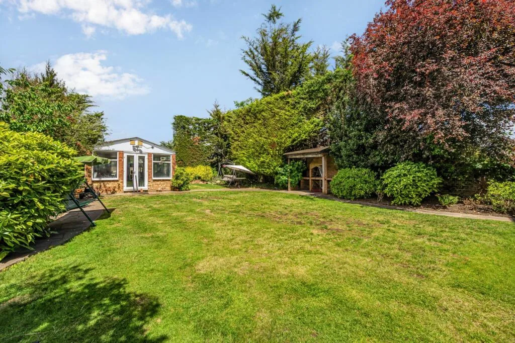 8 bedroom detached house for rent