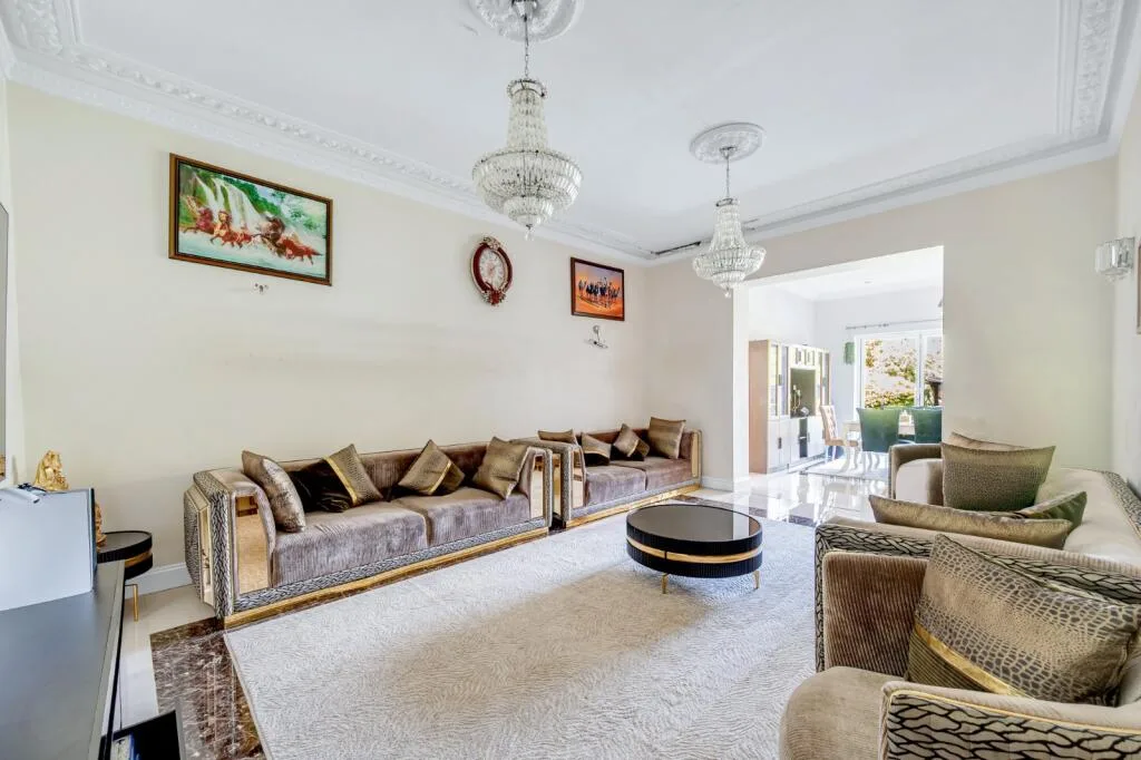 8 bedroom detached house for rent