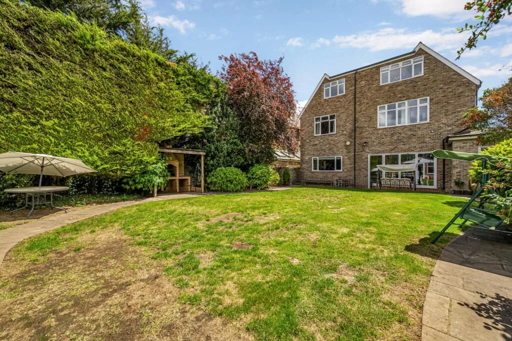 8 bedroom detached house for rent