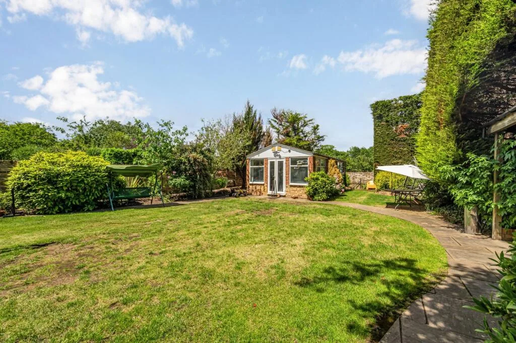 8 bedroom detached house for rent