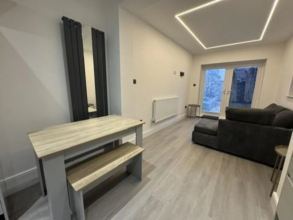 5 bedroom terraced house for rent