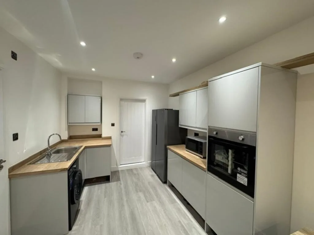 5 bedroom terraced house for rent