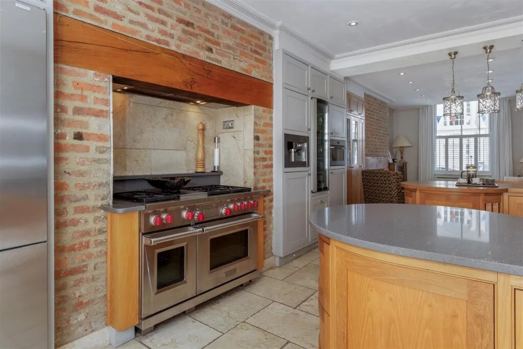 5 bedroom town house for rent