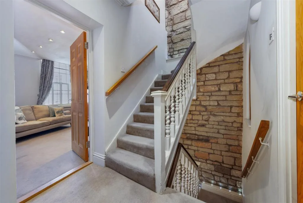 5 bedroom town house for rent