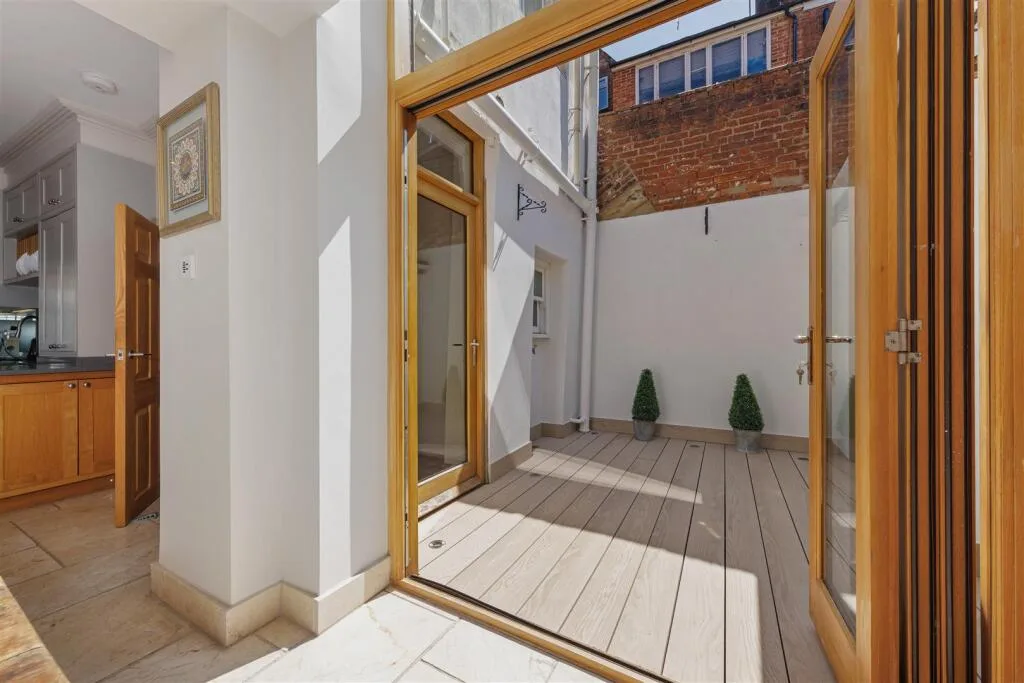 5 bedroom town house for rent