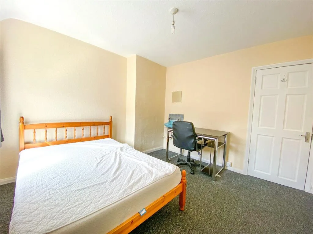 4 bedroom semi-detached house for rent
