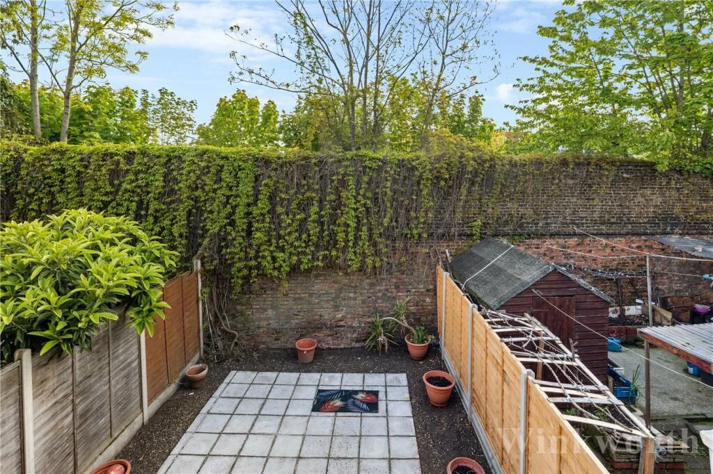 2 bedroom end of terrace house for rent