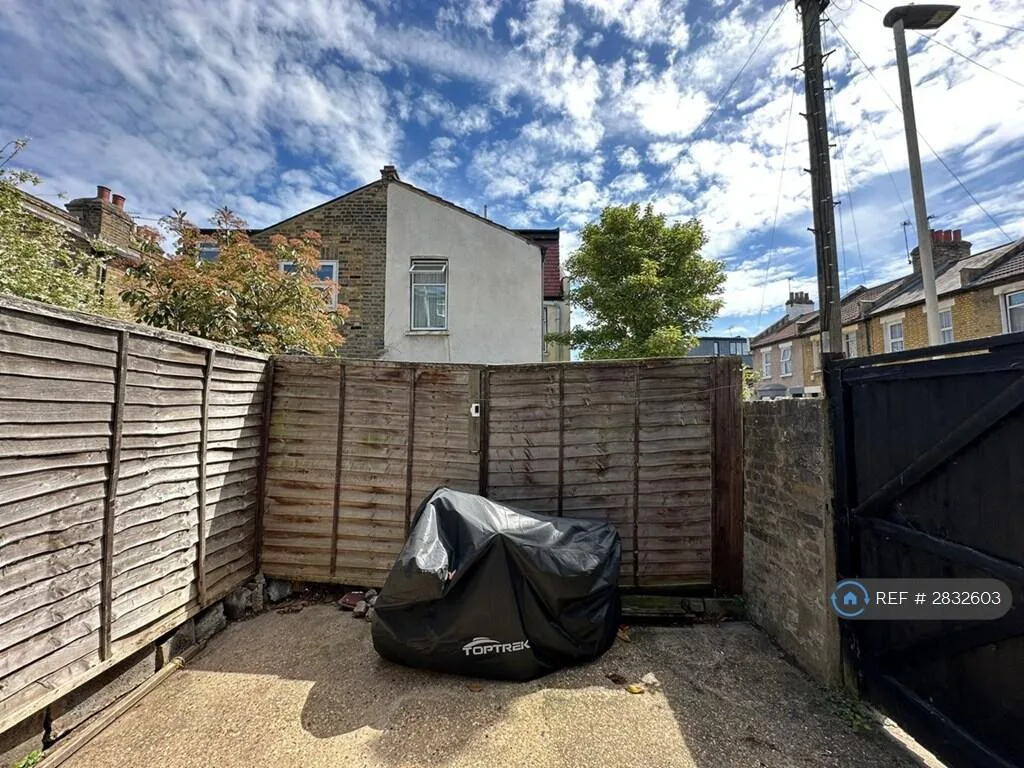 3 bedroom end of terrace house for rent