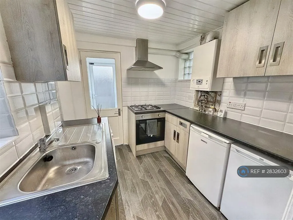 3 bedroom end of terrace house for rent