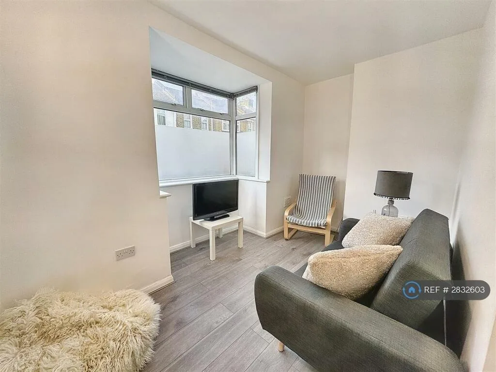3 bedroom end of terrace house for rent