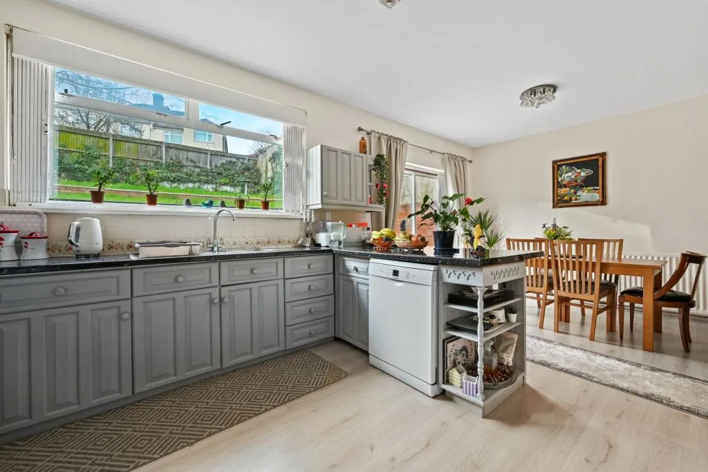 3 bedroom semi-detached house for rent