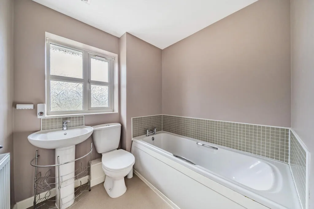 3 bedroom semi-detached house for rent