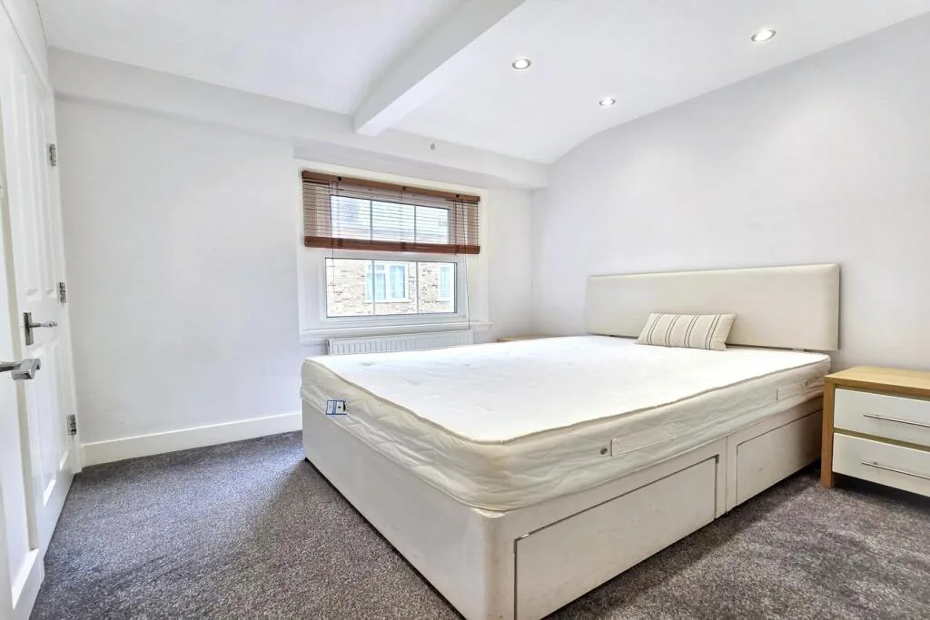 3 bedroom mews property for rent