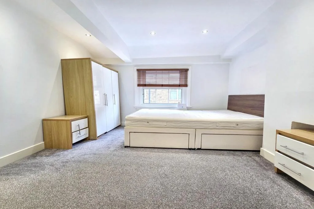 3 bedroom mews property for rent