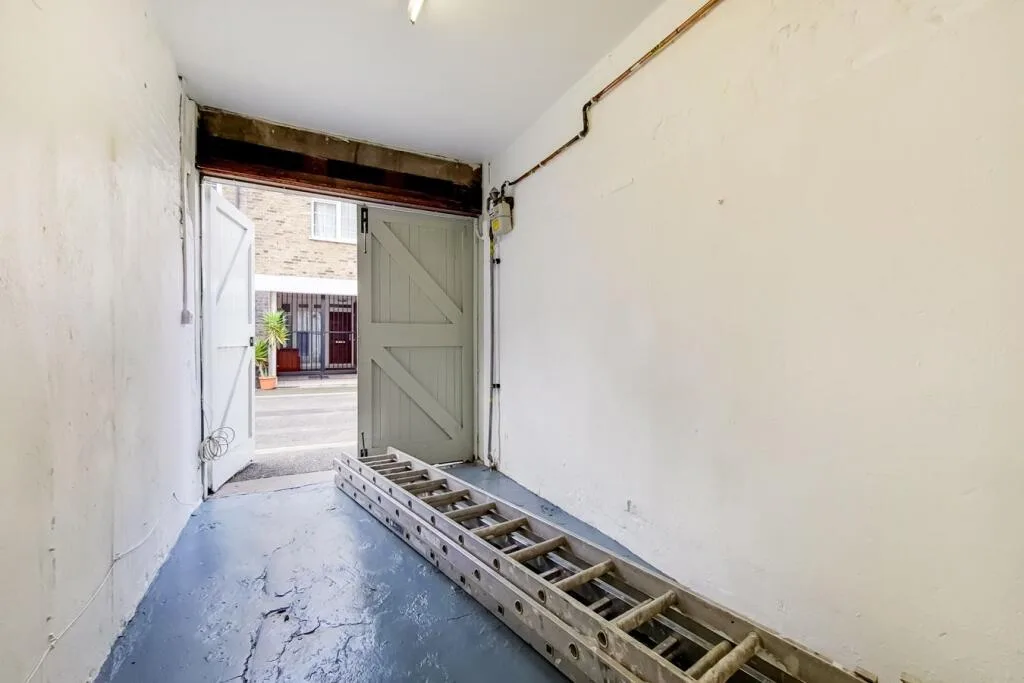 3 bedroom mews property for rent