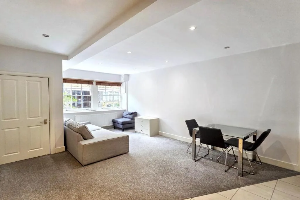 3 bedroom mews property for rent