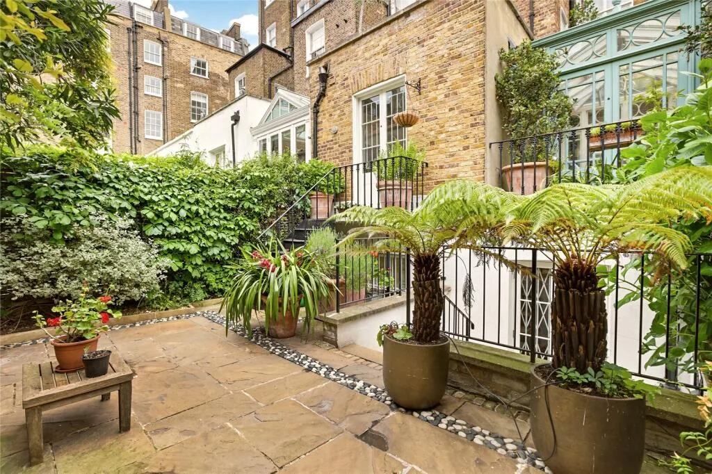 5 bedroom terraced house for rent