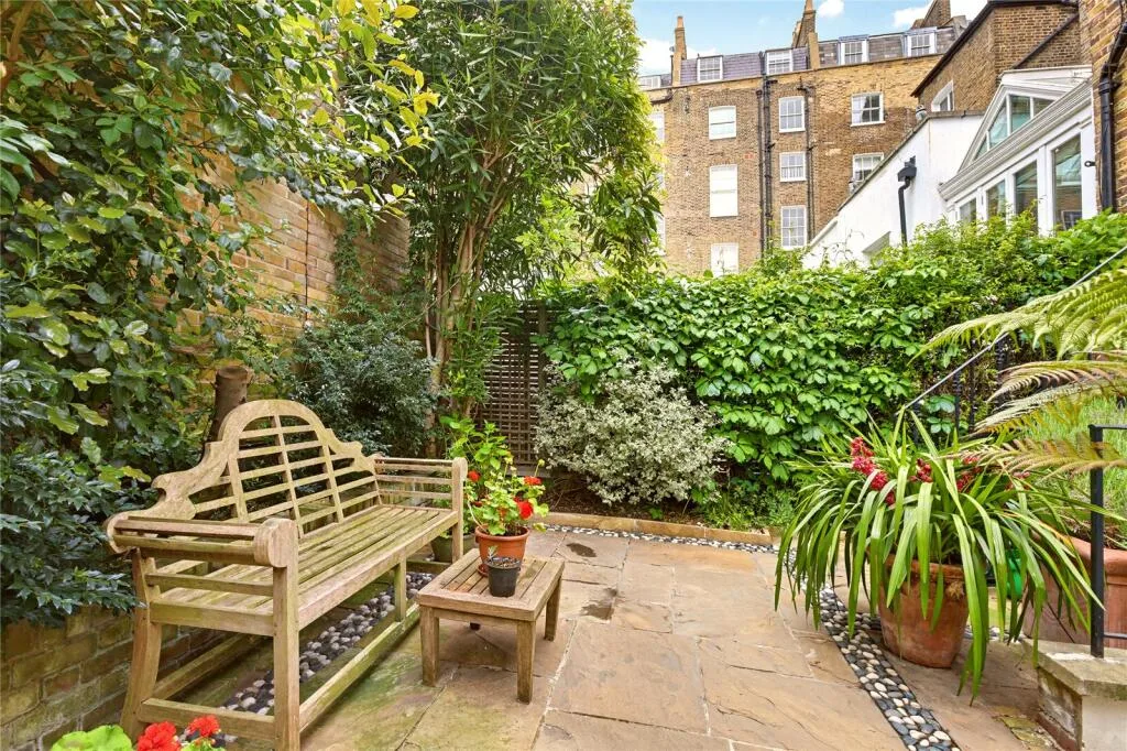 5 bedroom terraced house for rent