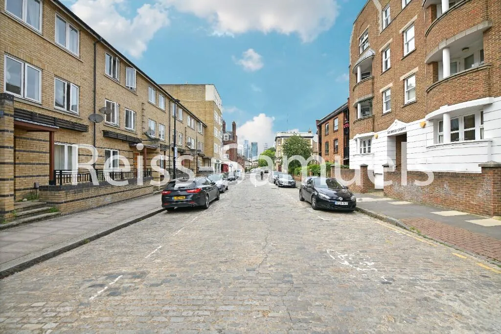 5 bedroom terraced house for rent