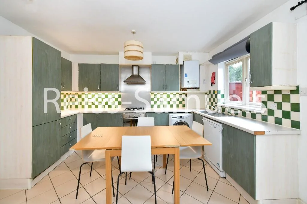 5 bedroom terraced house for rent