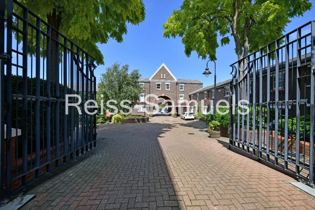 5 bedroom terraced house for rent