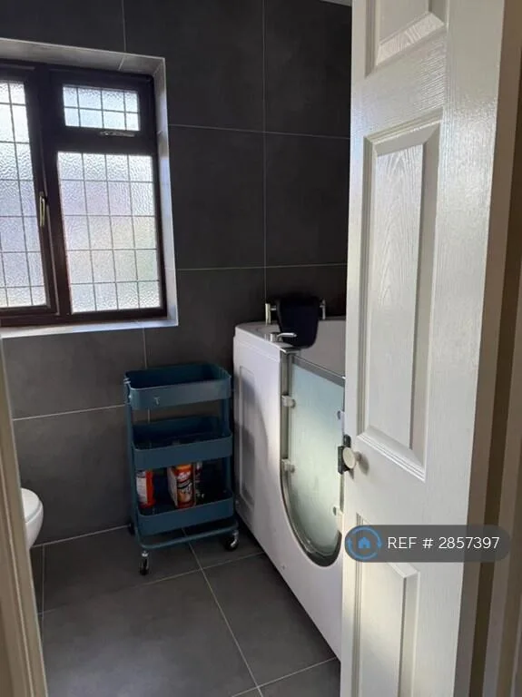 3 bedroom end of terrace house for rent