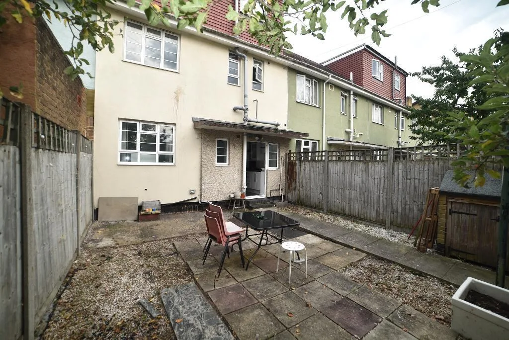 1 bedroom house share for rent