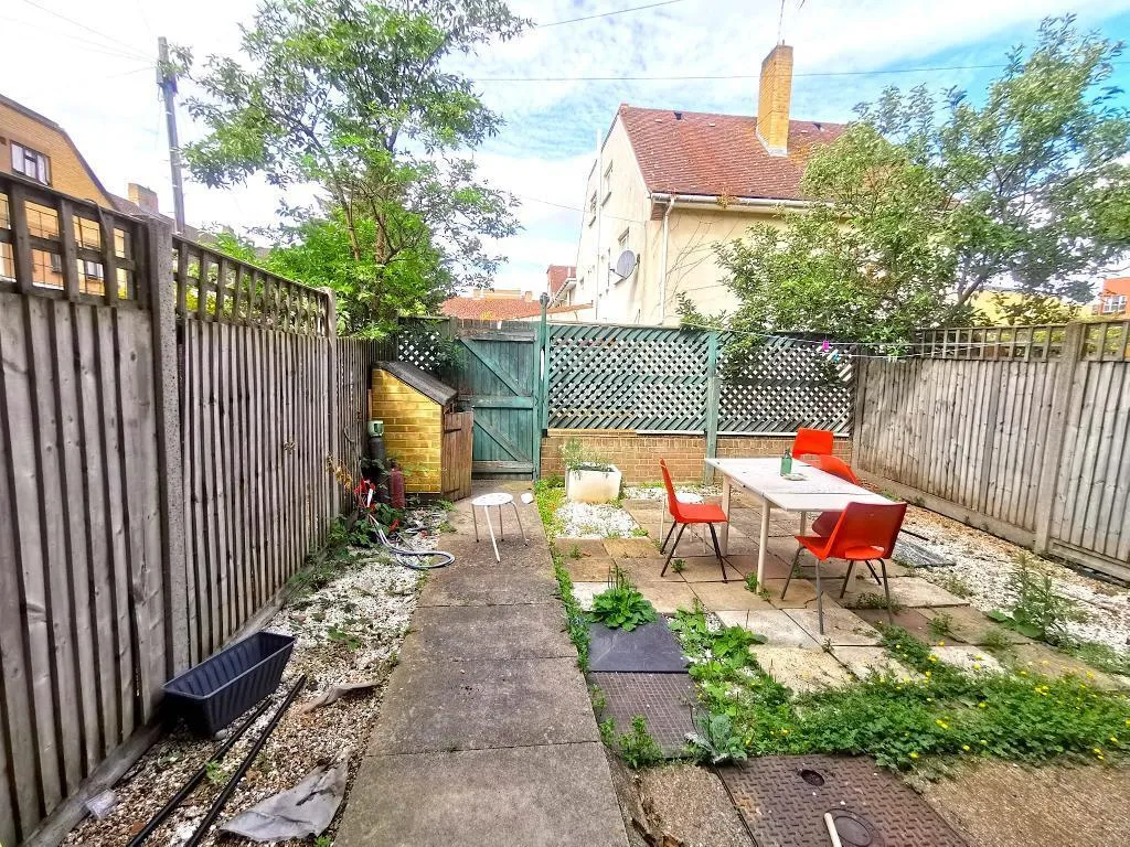 1 bedroom house share for rent