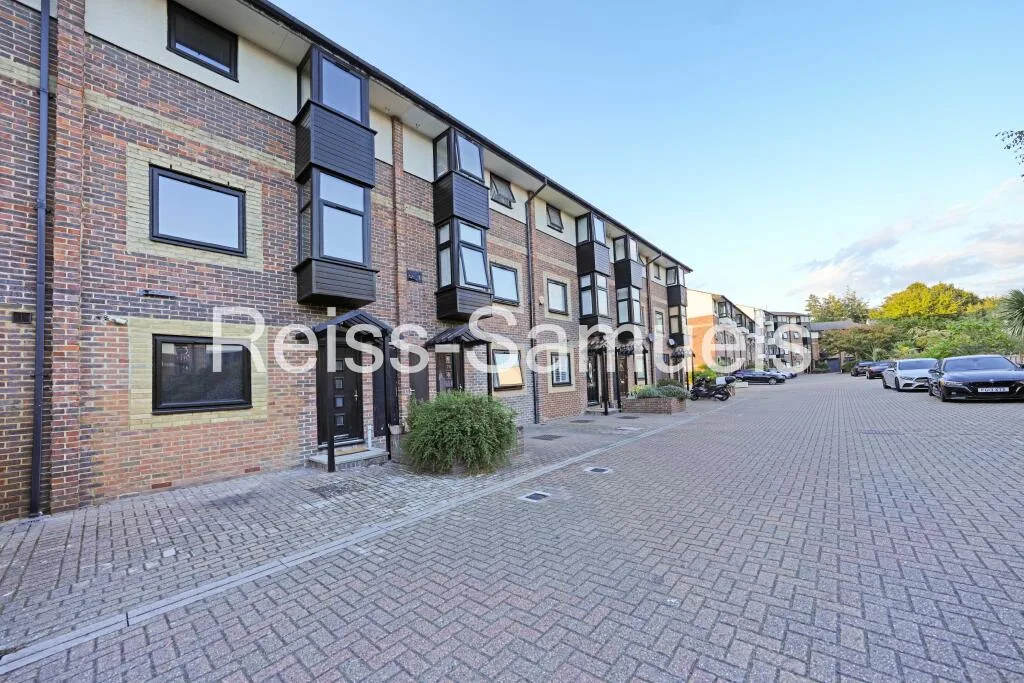 5 bedroom town house for rent