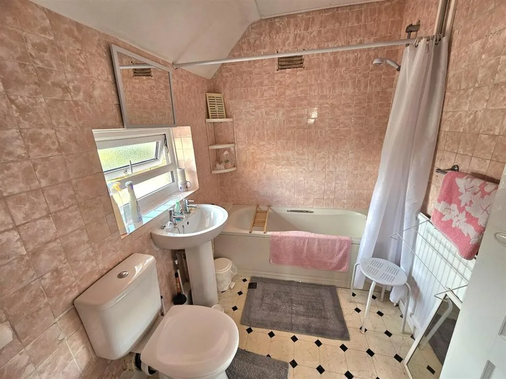 4 bedroom semi-detached house for rent