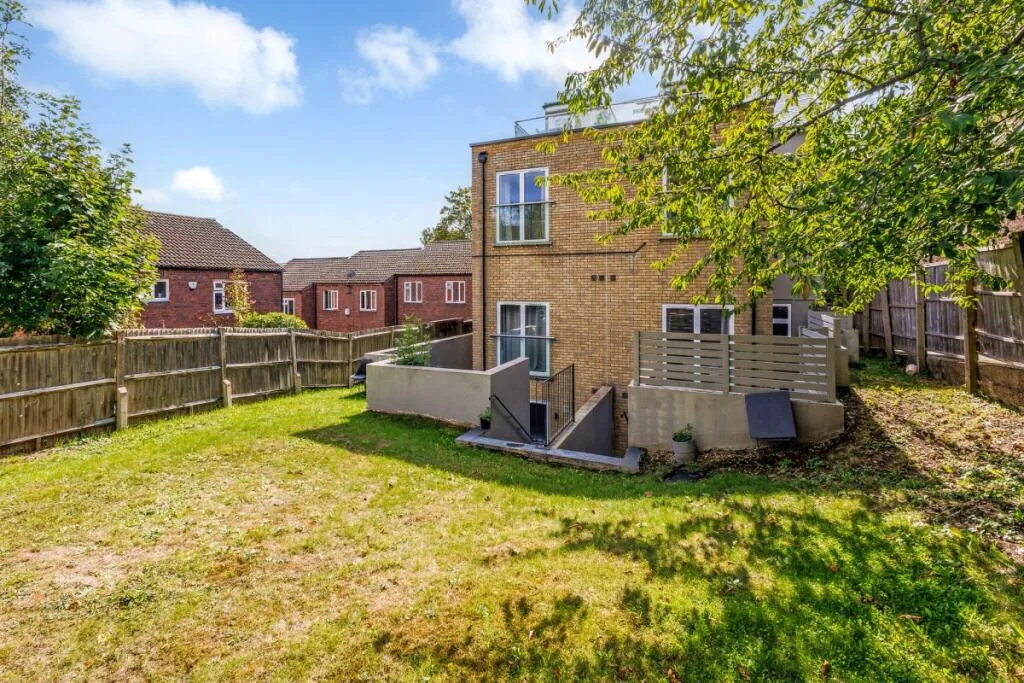 3 bedroom flat for rent