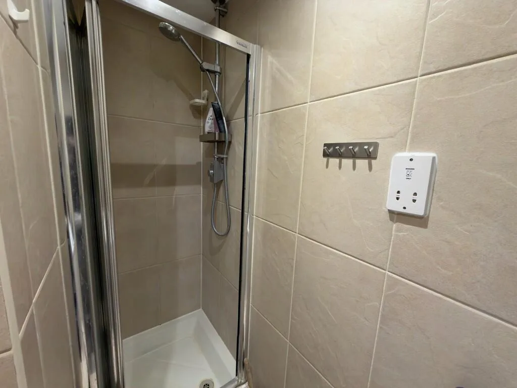 3 bedroom end of terrace house for rent