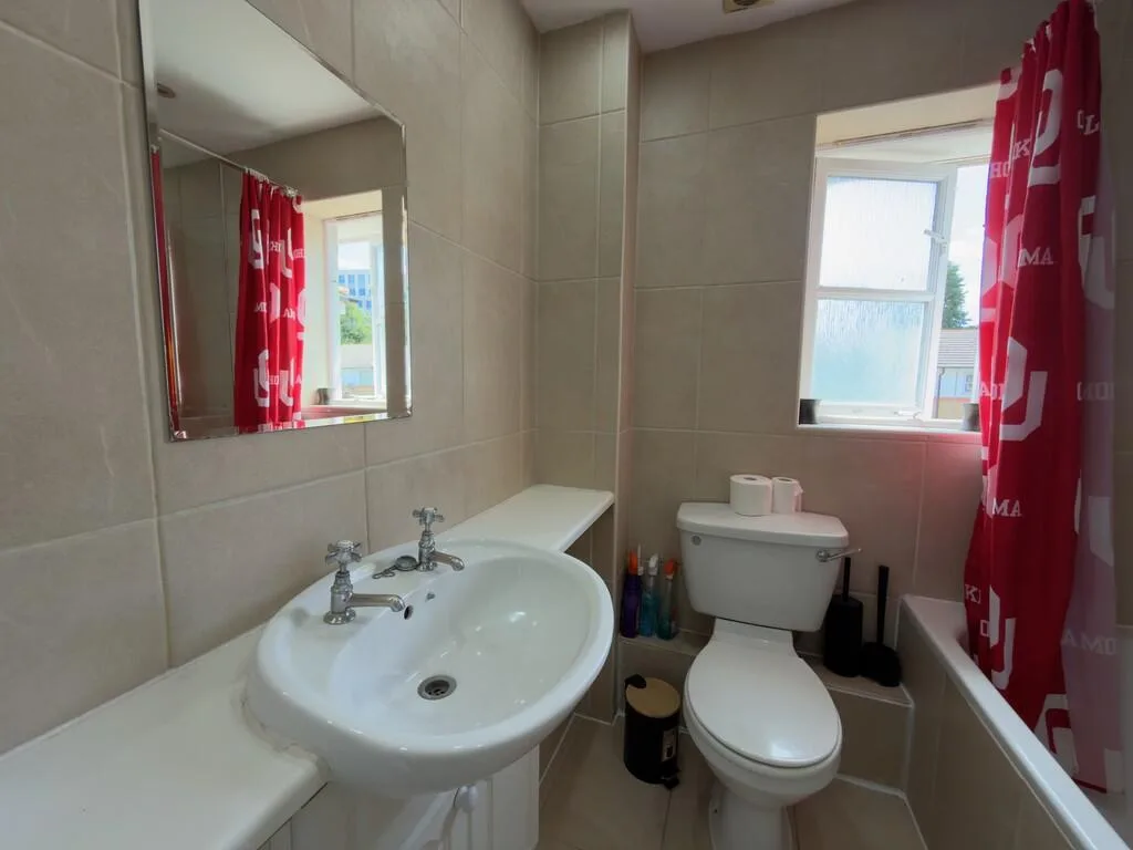 3 bedroom end of terrace house for rent