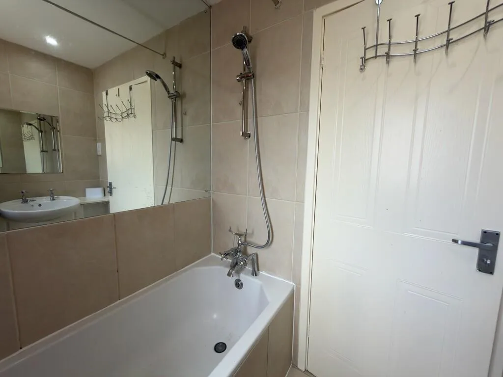 3 bedroom end of terrace house for rent