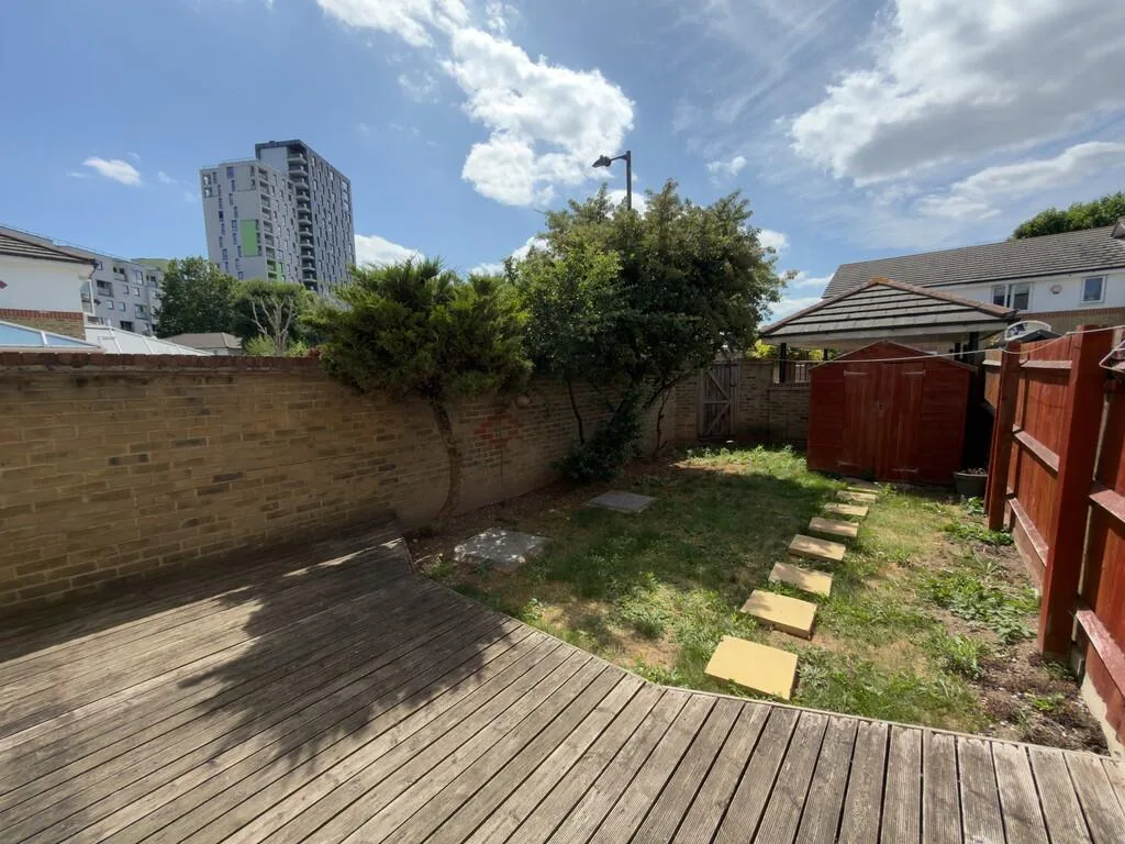 3 bedroom end of terrace house for rent
