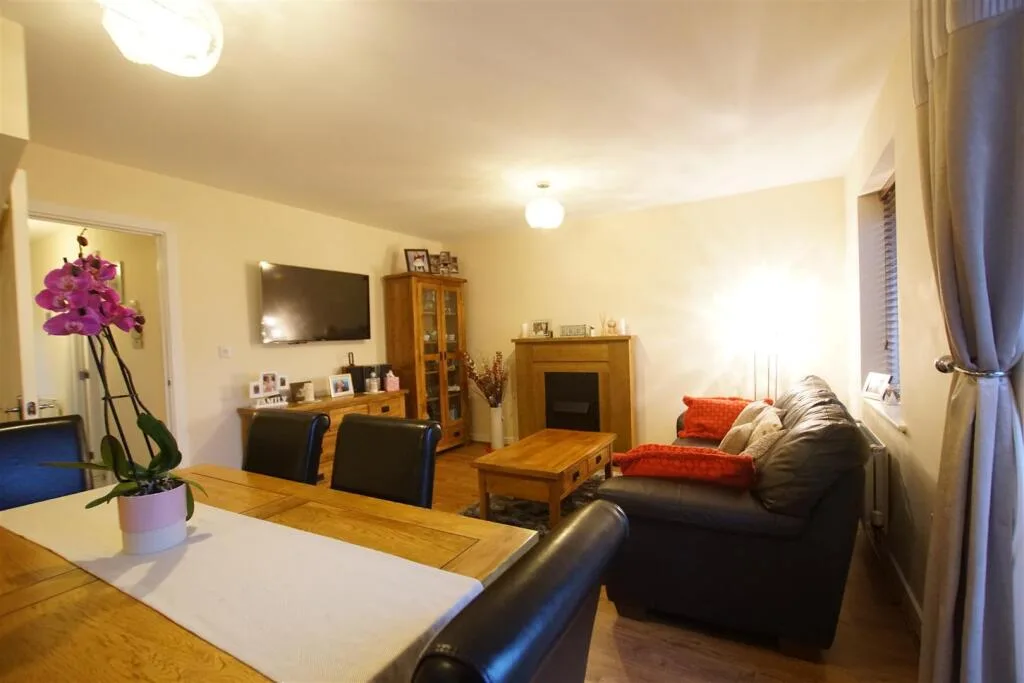 4 bedroom semi-detached house for rent
