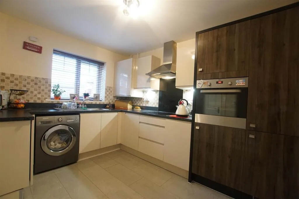 4 bedroom semi-detached house for rent