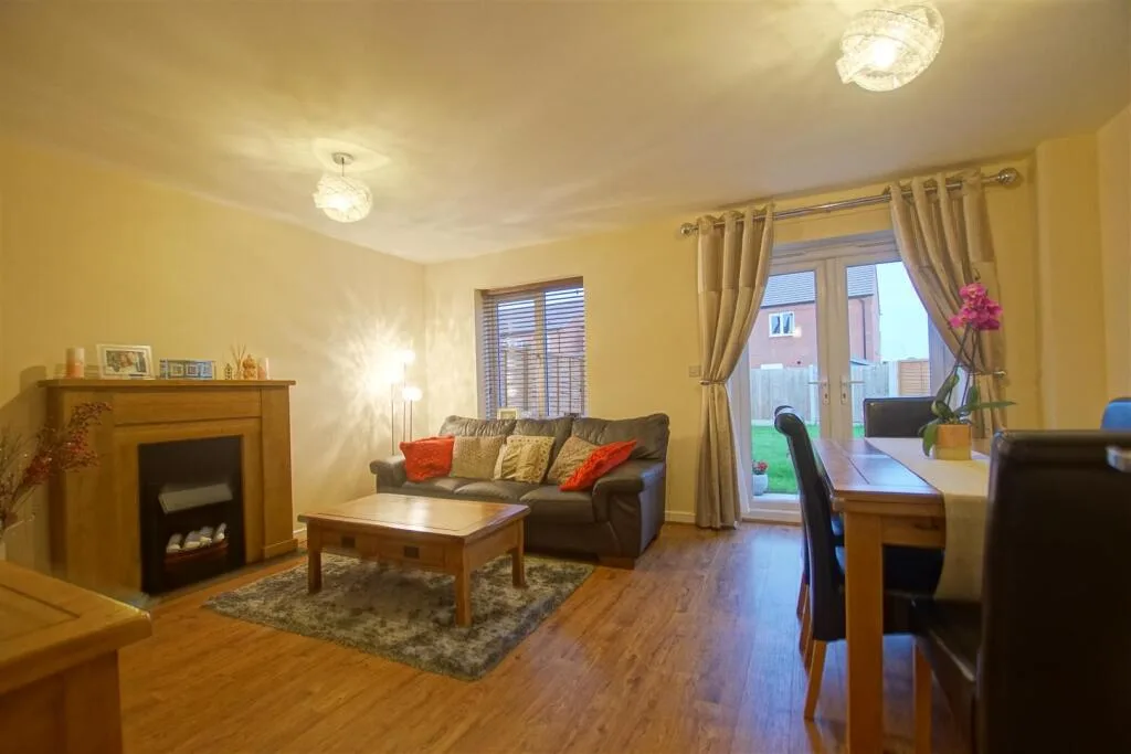 4 bedroom semi-detached house for rent