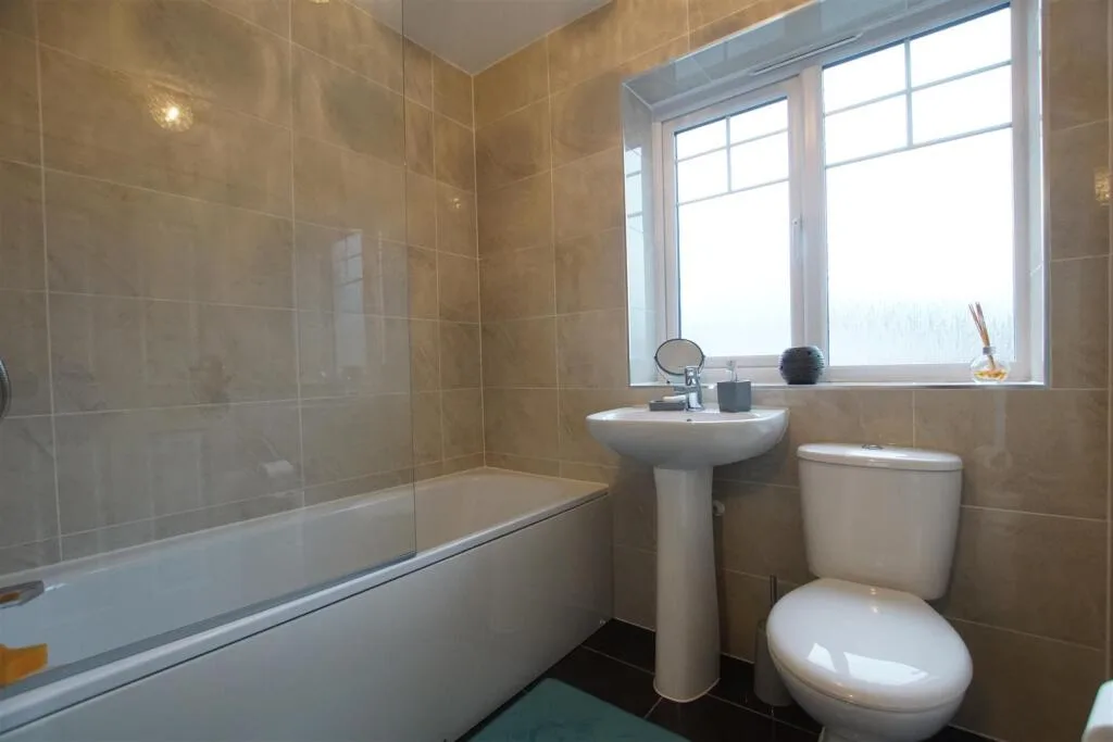 4 bedroom semi-detached house for rent