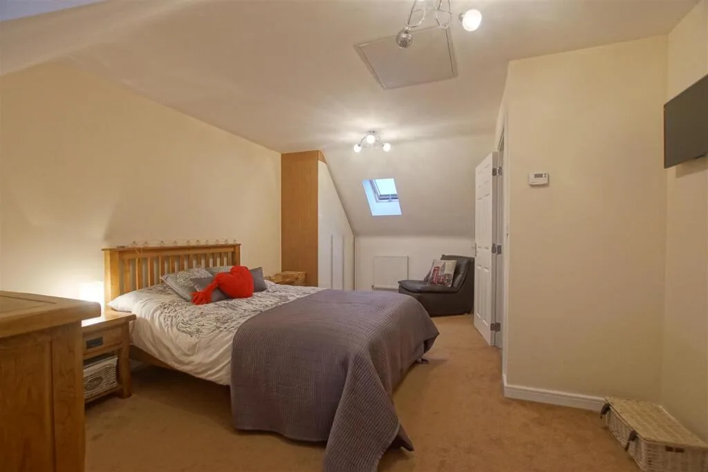 4 bedroom semi-detached house for rent