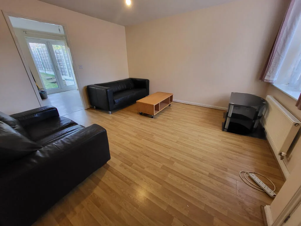 3 bedroom semi-detached house for rent
