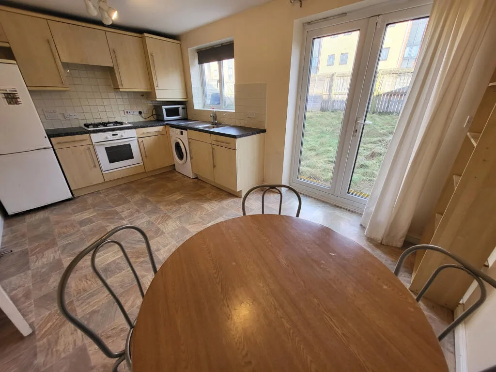3 bedroom semi-detached house for rent