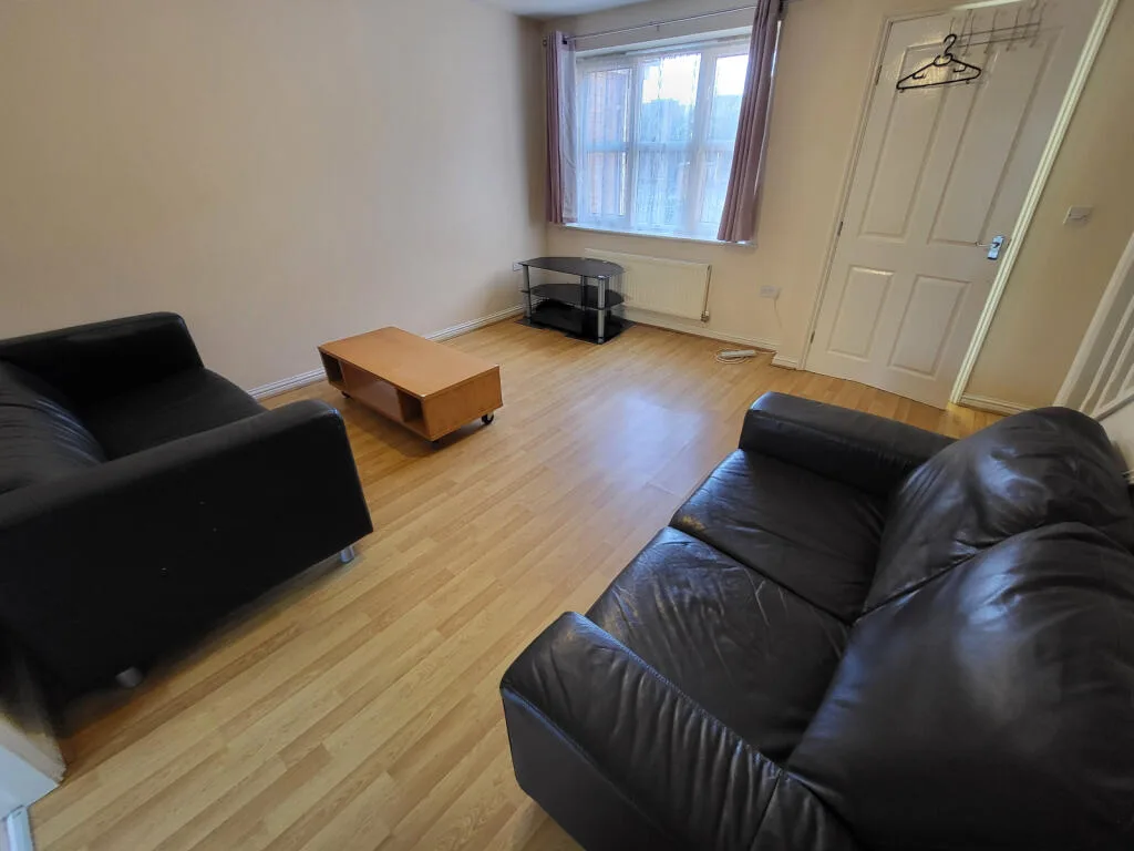3 bedroom semi-detached house for rent