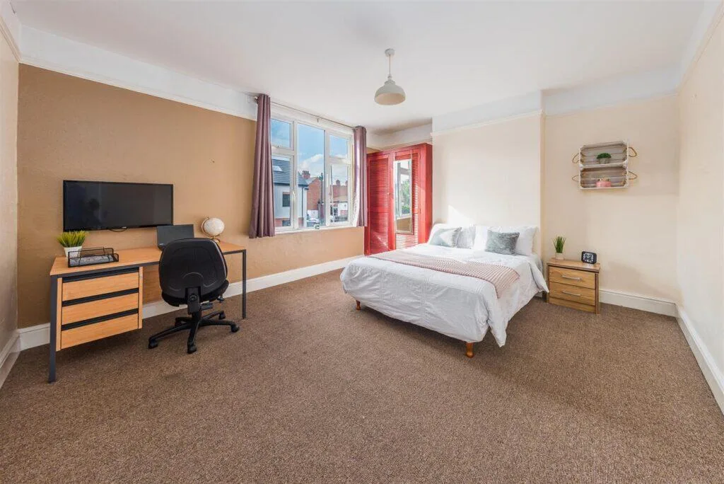6 bedroom terraced house for rent