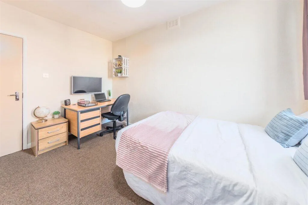 6 bedroom terraced house for rent