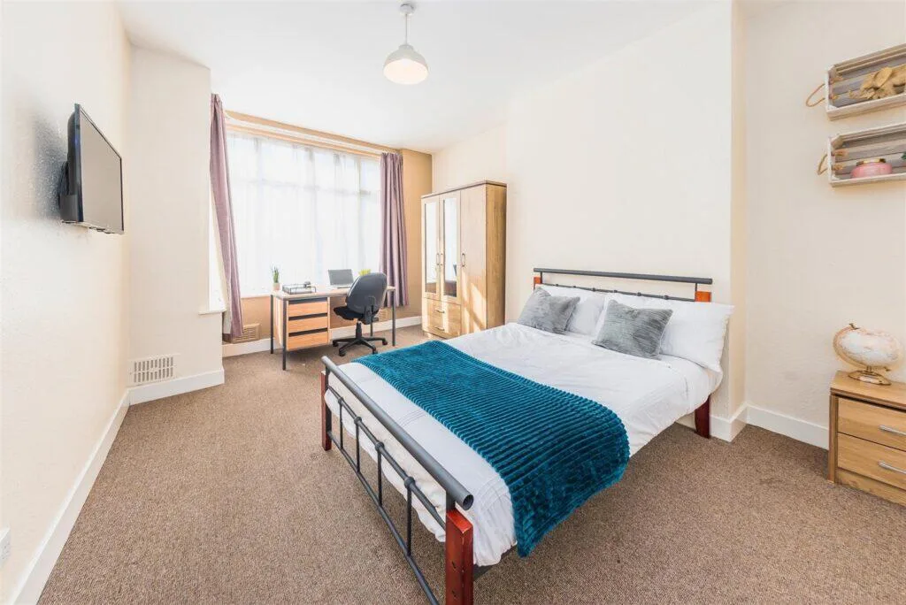 6 bedroom terraced house for rent