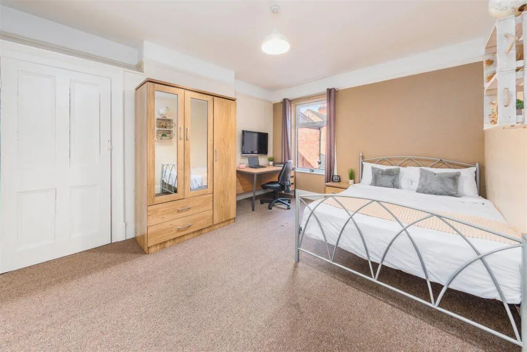 6 bedroom terraced house for rent