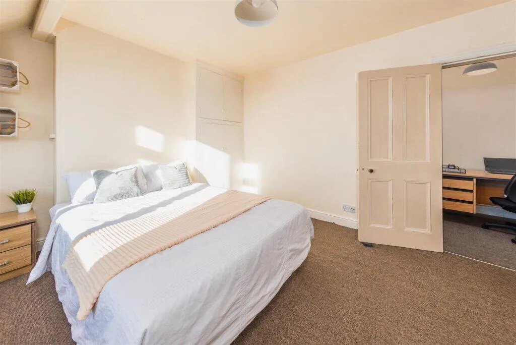 6 bedroom terraced house for rent